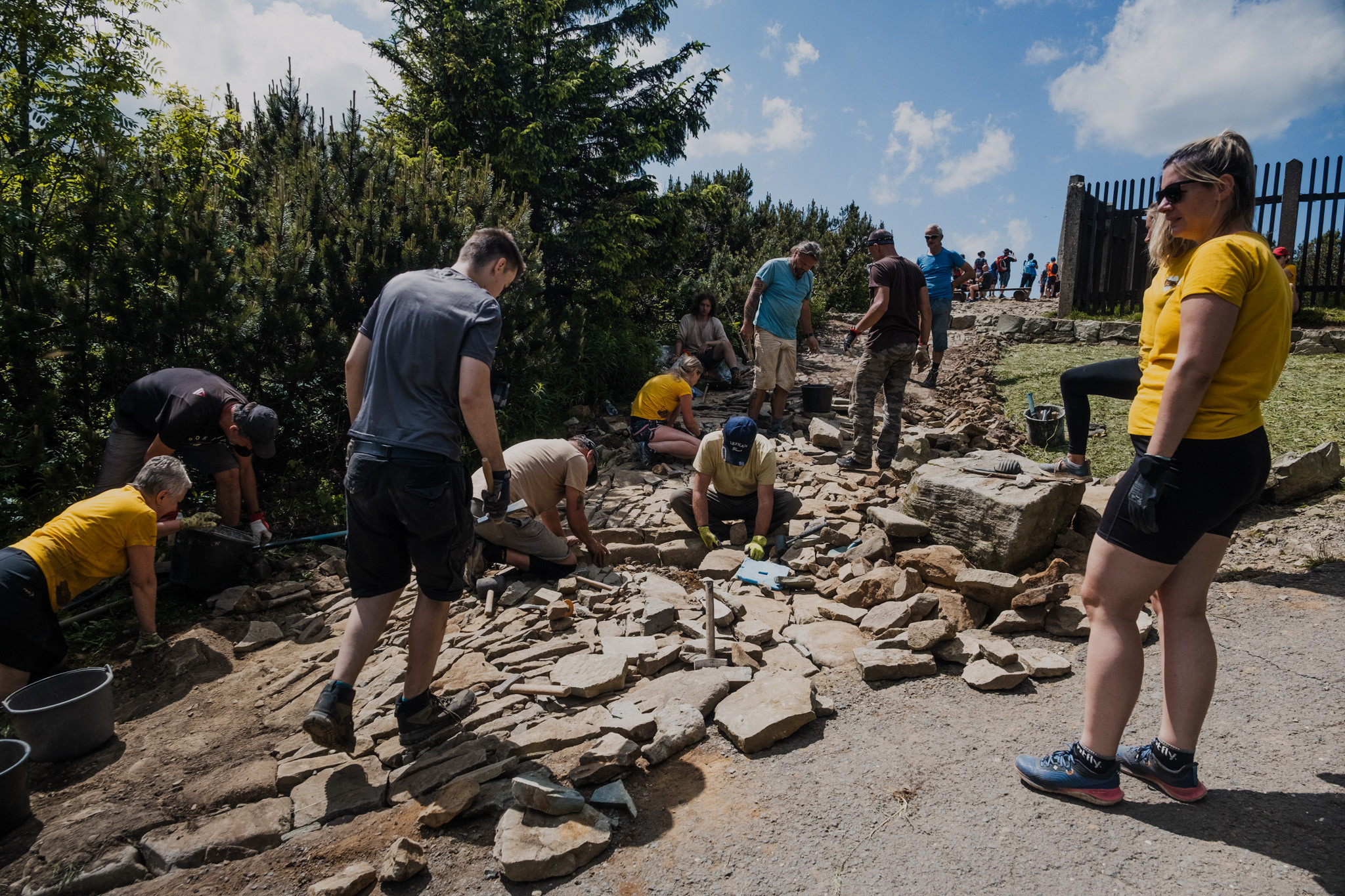 Krkonoše, České středohoří, ale i Beskydy se dočkají díky projektu Stezky z lásky dalších opravených cest