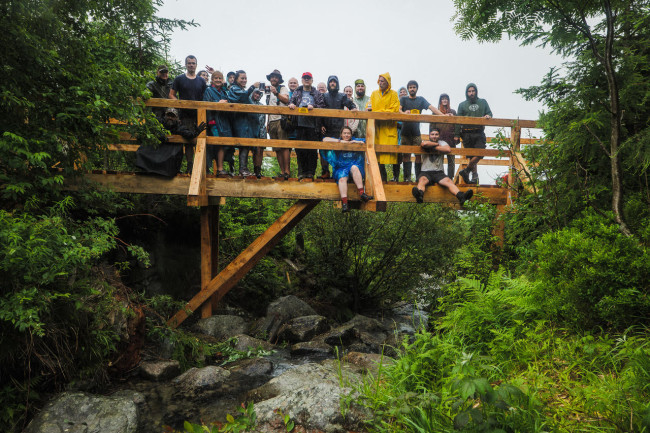  Dobrovoľníci postavili dva nové turistické mostíky v Skalnatej doline